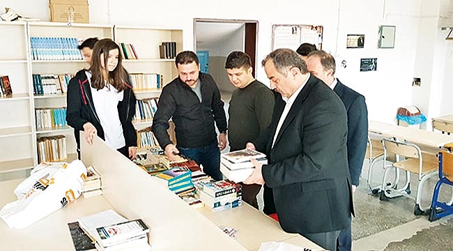 Özbalcı'dan liseye kitap yardımı 