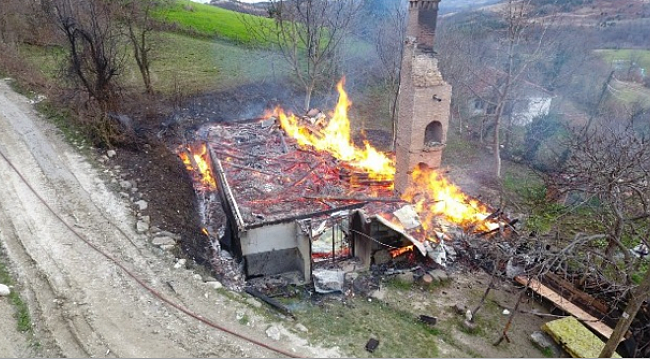 2 katlı ev kül oldu