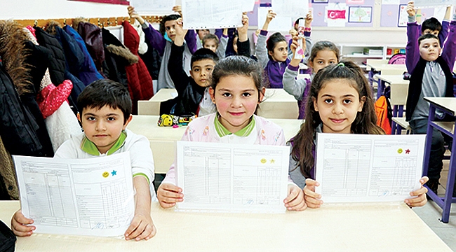 240 bin 915 öğrenci  karne sevinci yaşadı