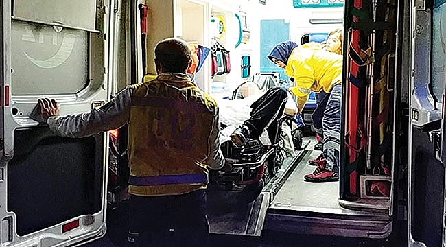 3 kişi sokakta bıçaklandı