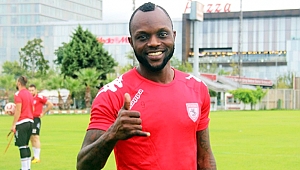 Annesinin anma töreni için gelmemiş