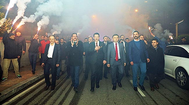 Başkan Tok'a meşaleli karşılama