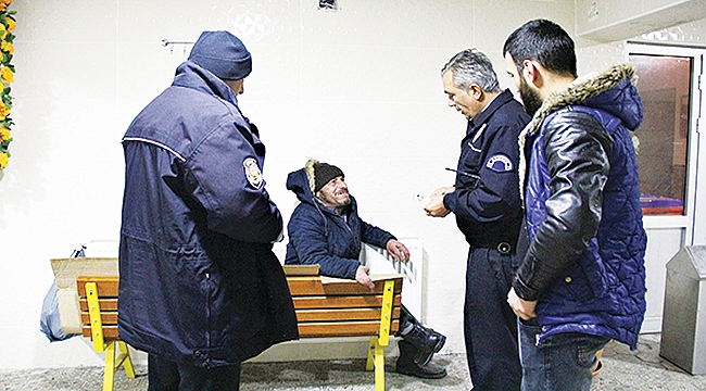 CAMİ TUVALETİNDE UYUYAN ENGELLİYE POLİSLER YARDIM ETTİ