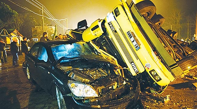 HAMSİ YÜKLÜ KAMYON ARACIN ÜZERİNE DEVRİLDİ: 4 YARALI