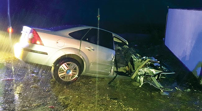 Kamyonetle otomobil kafa kafaya çarpıştı: 2 ölü, 3 yaralı