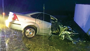 Kamyonetle otomobil kafa kafaya çarpıştı: 2 ölü, 3 yaralı