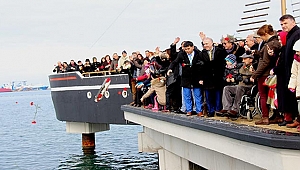 Mübadiller atalarını denize karanfil bırakarak andı