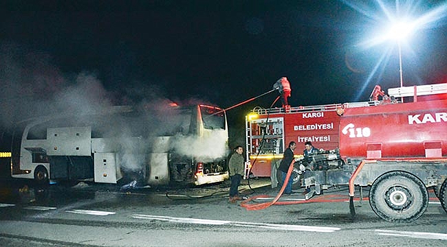 Seyir halindeki yolcu otobüsü yandı