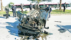 Takla atan otomobilde yaralanan gençler aracı bırakıp kaçtılar