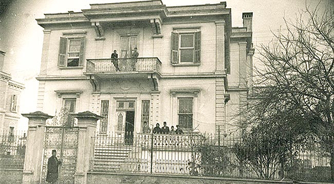 Tarihi kirleten reklama kırmızı kart