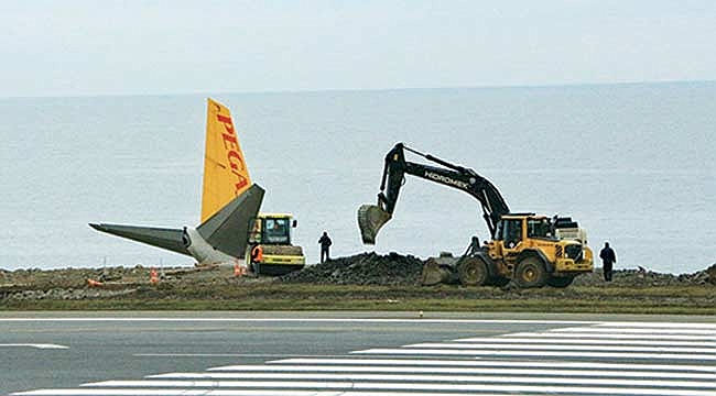 Trabzon'da pistten çıkan uçağı bulunduğu alandan çıkaracak vinçler geldi