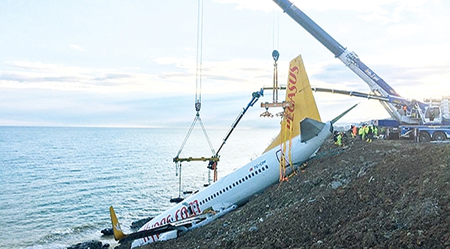 Trabzon'da pistten çıkan uçağı kurtarma çalışmaları devam ediyor