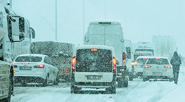 Yoğun kar, Samsun-Ankara yolunu trafiğe kapattı