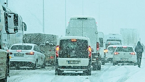 Yoğun kar, Samsun-Ankara yolunu trafiğe kapattı