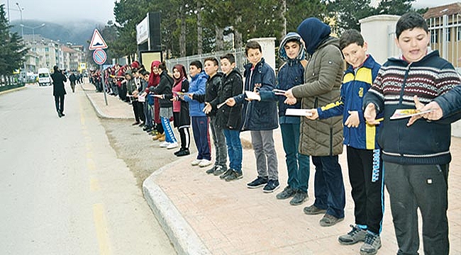 500 öğrenci kitap için köprü oldu