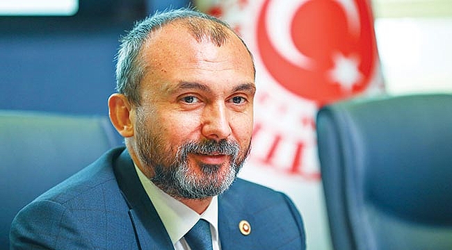 AK Parti’de yaşanan bayrak değişimidir