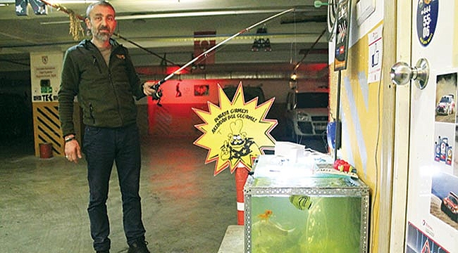 AKVARYUMDAKİ BALIKLARI OLTAYLA TUTUP KOLEKSİYON YAPIYOR