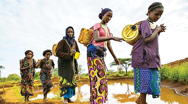 Bidonları sırtlarında kilometreler kat ediyorlar