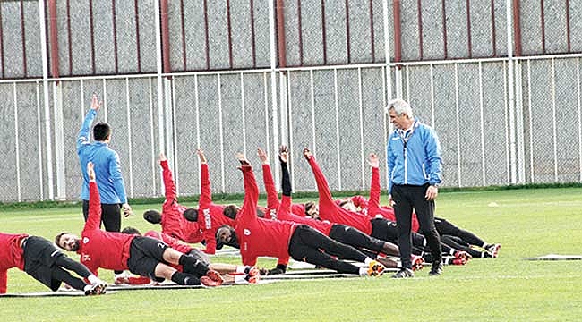 Futbolcularla bire bir ilgileniyor
