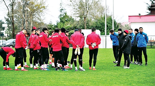 Futbolcularla vedalaştı