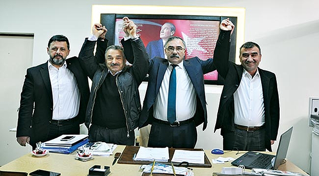 Koltuğu rakibine bırakıp çekildi