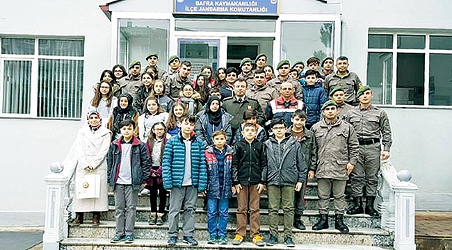 Öğrenciler asker ağabeylerini unutmadı 