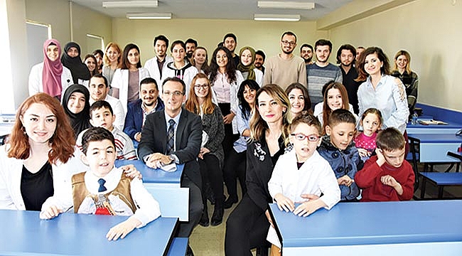 Özel öğrencilerle sıralarını paylaştılar