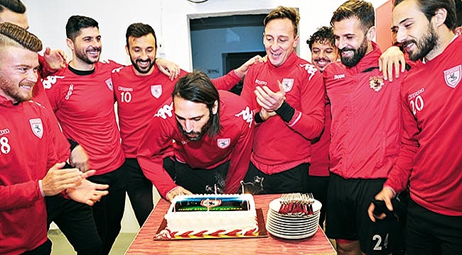 Samaras 33 yaşında