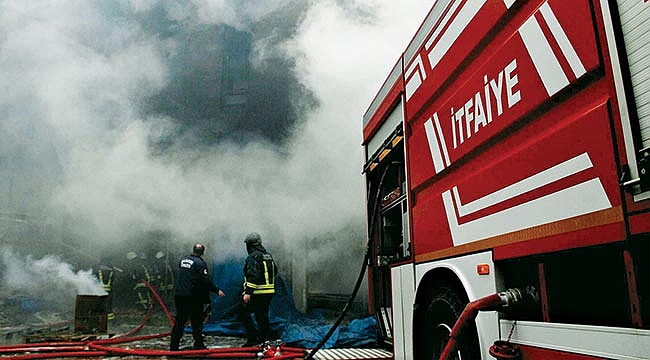 Samsun’da plastik deposu 10 dakikada küle döndü
