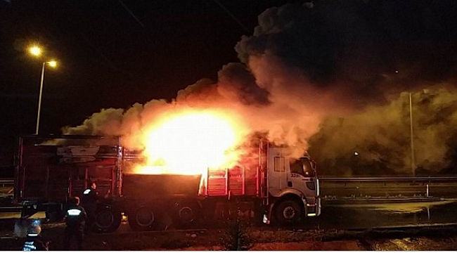 Samsun’da seyir halindeki kamyonda yangın çıktı