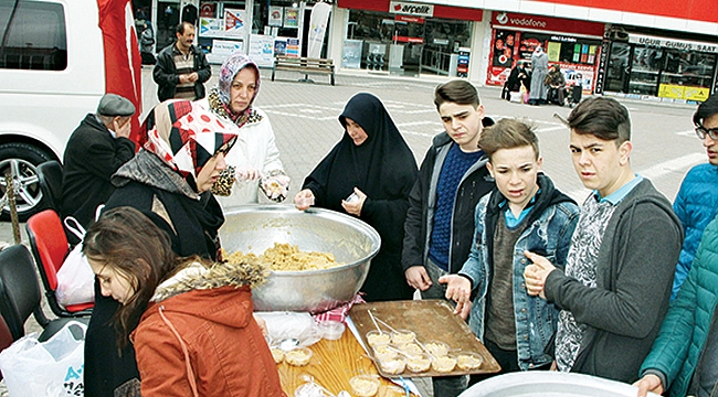 Şehitler için vatandaşlara helva dağıtıldı