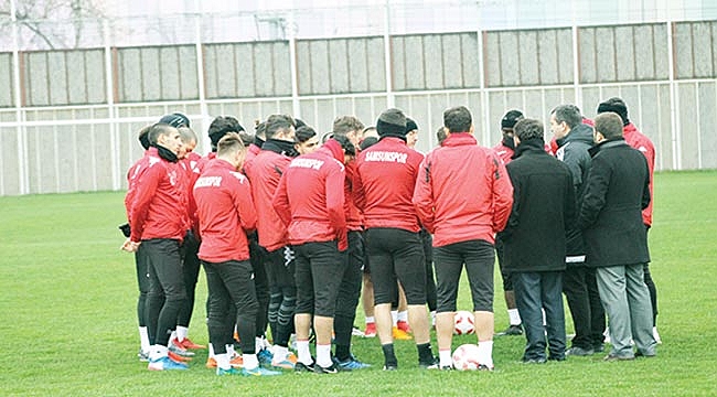 Takımı motive etmeye çalışıyor