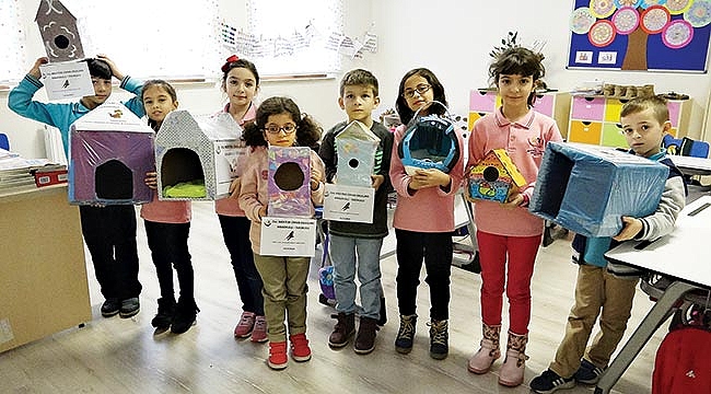 Kedi ve kuşlara atıklardan yuva