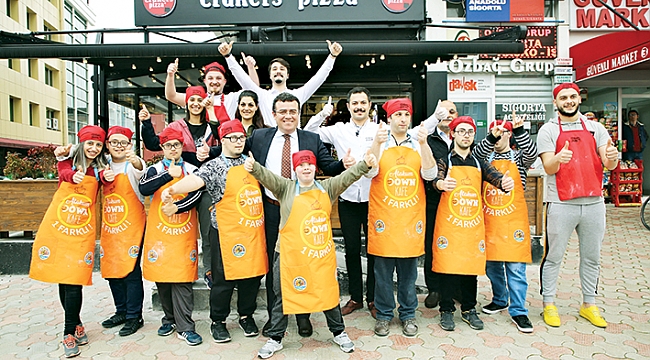 Melek yüzlüler başkanla pizza yaptı 