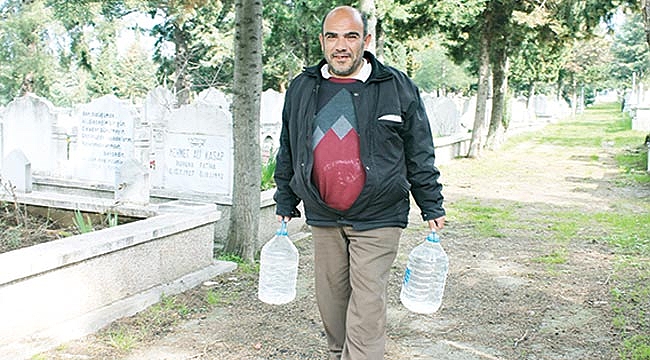 Mezarlıkta su satarak 8 çocuğuna bakıyor