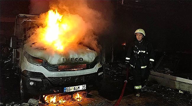Samsun’da mobilya imalathanesi alev alev yandı