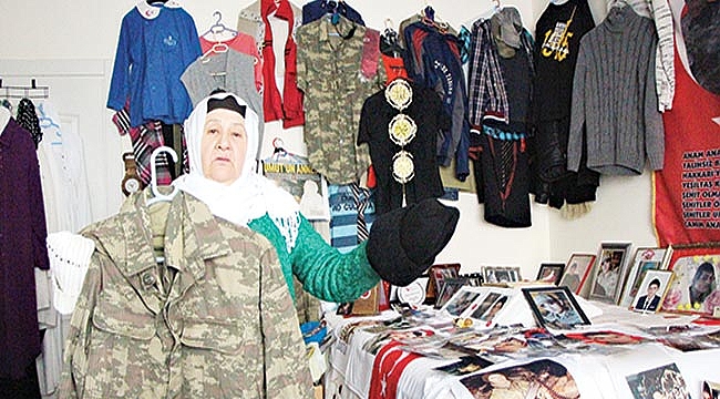 Şehidinin odasını kıyafetlerine ayırdı