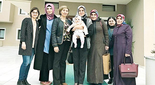 Şehit eşlerini konuk etti