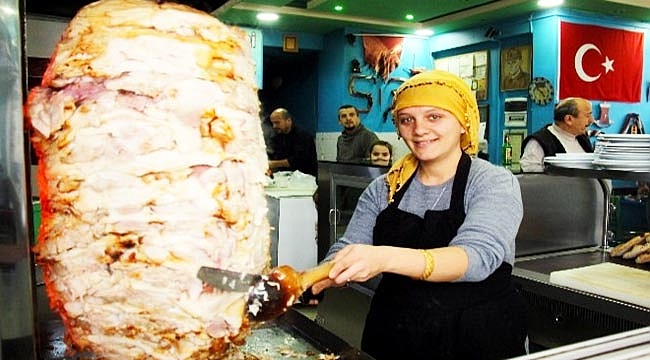 "Yeter usta" döner kesip, pide ve lahmacun yapıyor