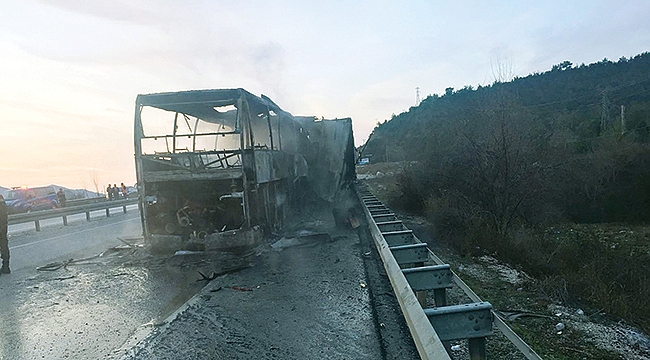 Yolcu Otobüsü, park halindeki tır'a çarptıktan sonra yandı: 13 Ölü, 20 Yaralı