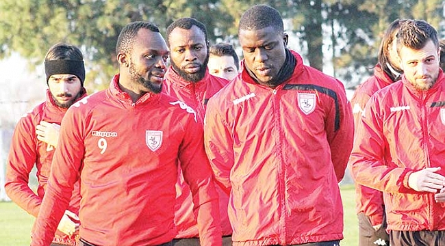 Angan ile Chibuike kalıyor