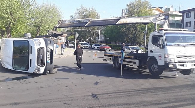 Askeri personel taşıyan servis devrildi