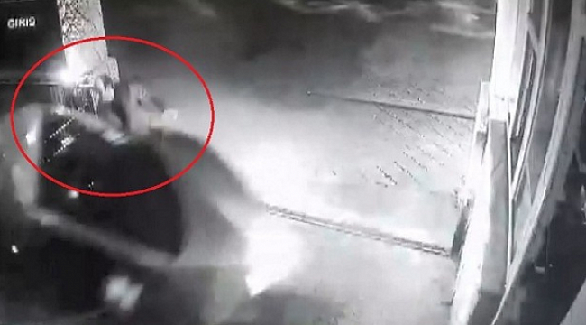 Demir kapı ile araç arasında kalmaktan son anda kurtuldu