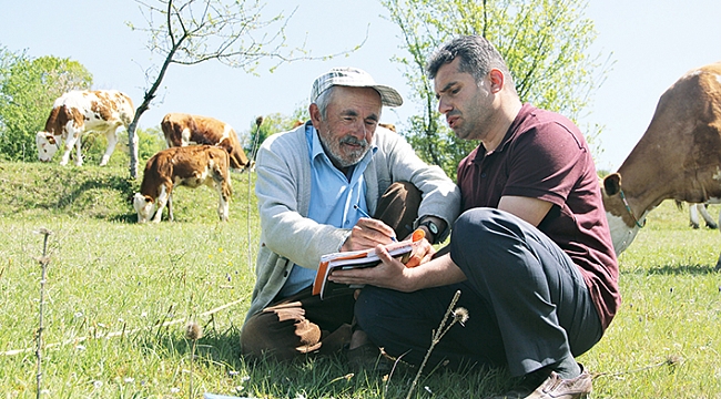 Otlattığı arazide eğitim görüyor