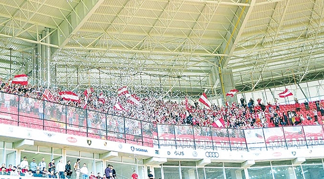 Taraftar futbolculara sırtını döndü