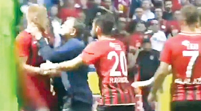 Yılmaz Vural'dan olay hareket: Oyuncusunun boğazına sarıldı