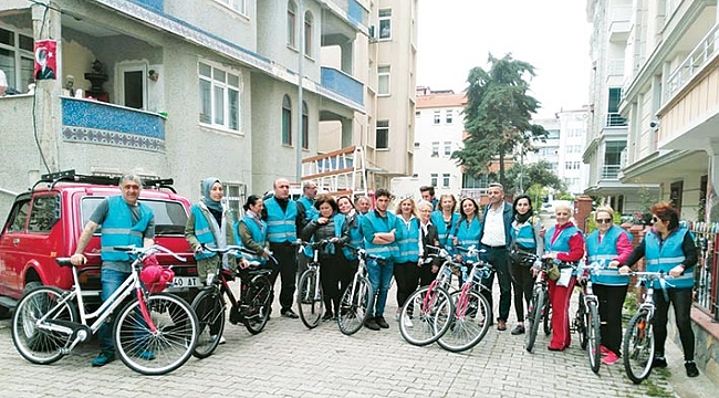 Bisikletini alan sahile koştu