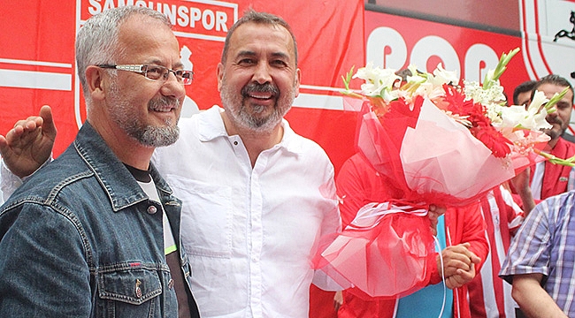 Gazetecilerden Uyanık’a çiçek