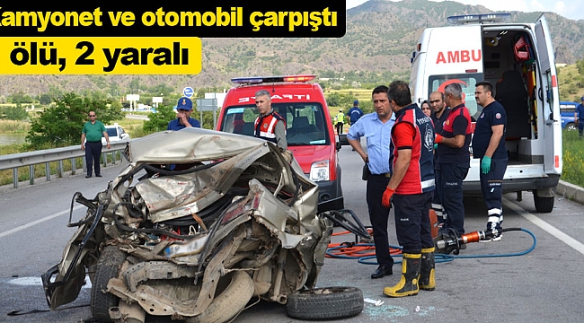 Kamyonet ve otomobil çarpıştı: 1 ölü, 2 yaralı