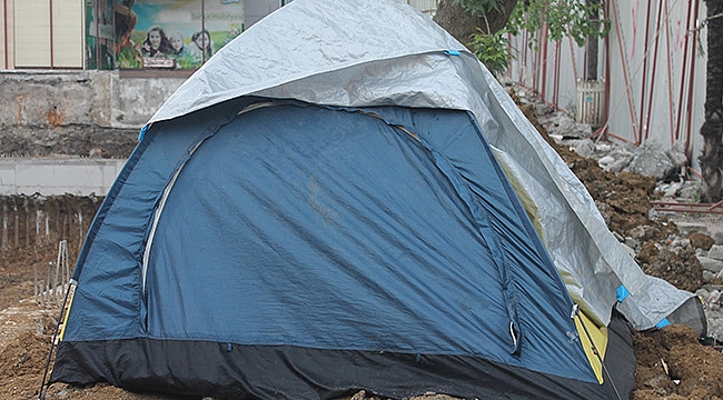 Tek kişilik çadırla güvenlik hizmeti